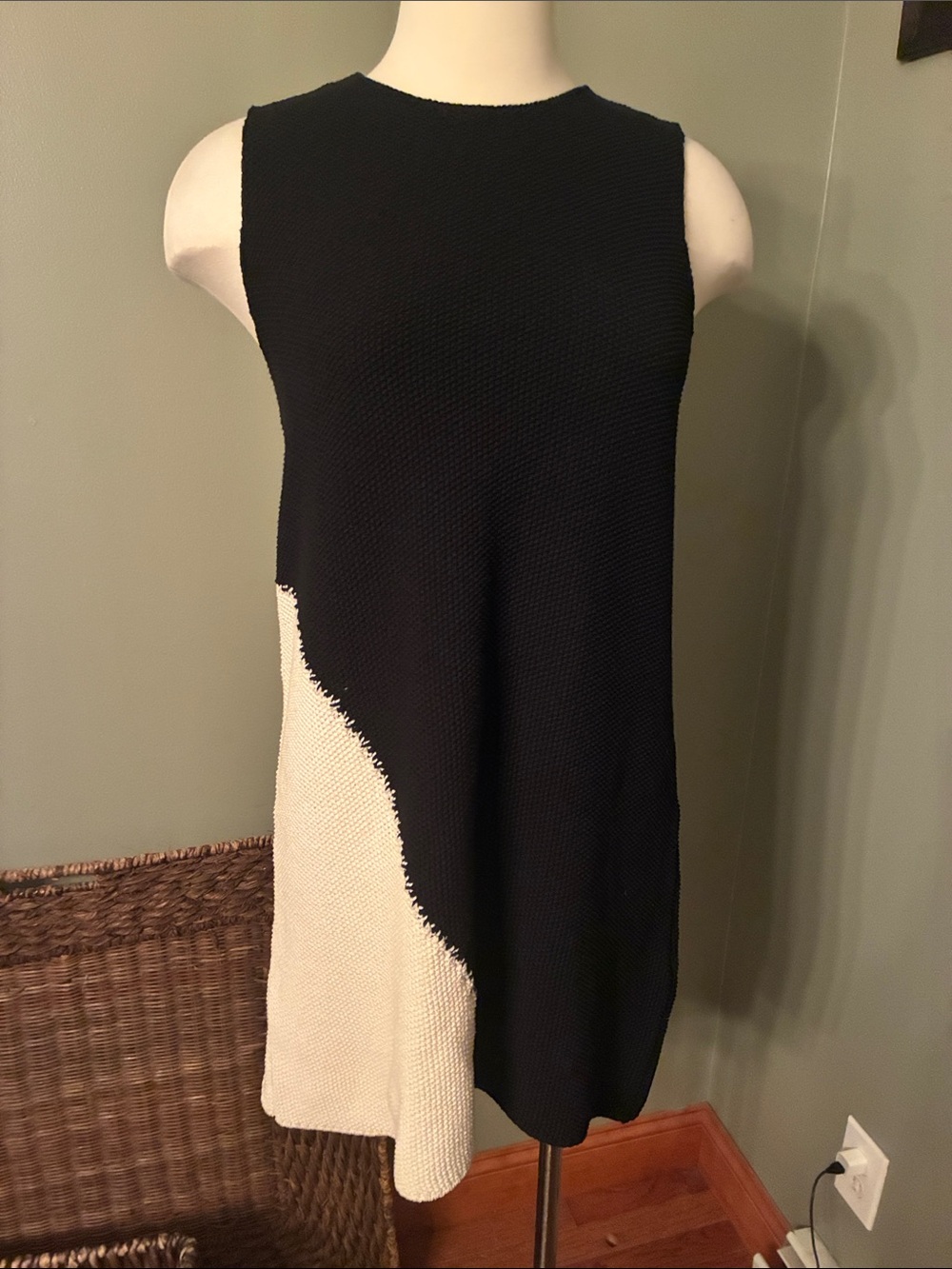 Zara Black and Cream Sleeveless Knit Shift Dress